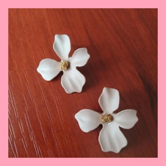 Blossom White  Earrings - Picture 4 of 7